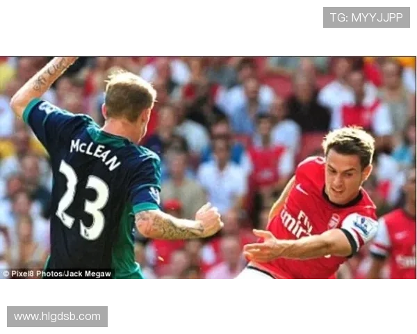 桑德兰新赛季亮相：条纹球衣展示竞争力增强与时尚潮流结合