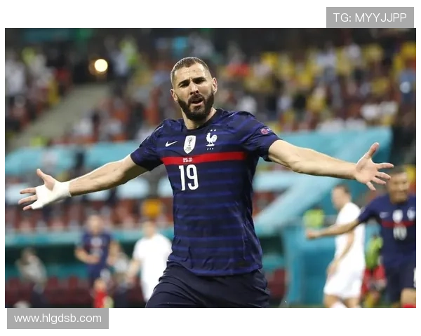 本泽马与莱万对比分析：终结方式与战术角色差异在哪？